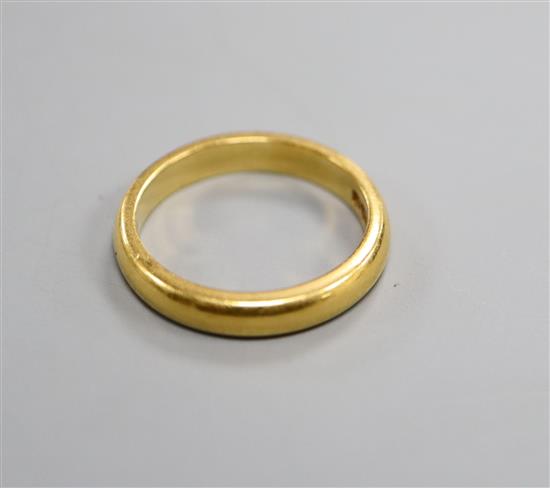 A 22ct gold wedding ring.